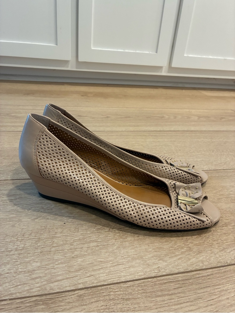 J. Renee Women’s Dovehouse Peeptoe Perforated Bow Wedge Size 12